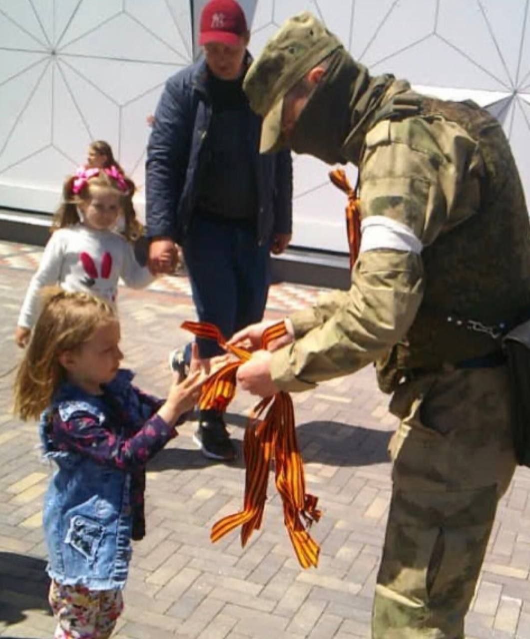 Уповноважений: георгіївські стрічки та вірші про війну як методи окупантів перевиховання українських дітей