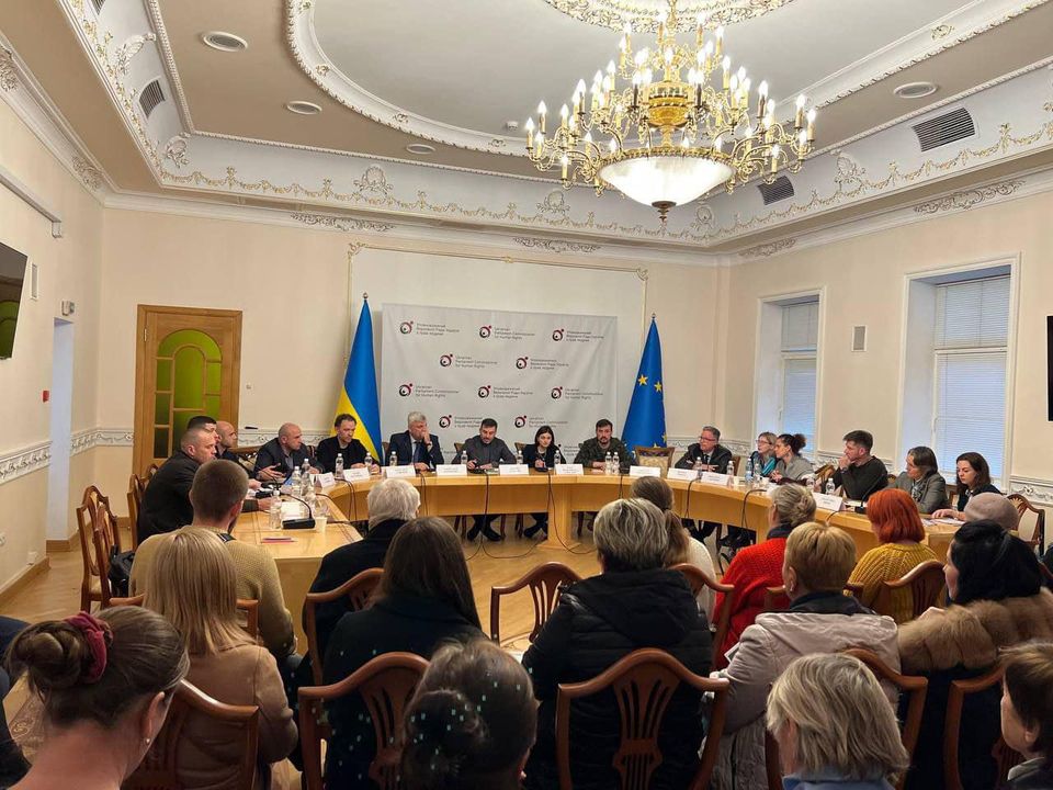 Уповноважений провів зустріч з родичами цивільних заручників, яких росіяни захопили у Київській області