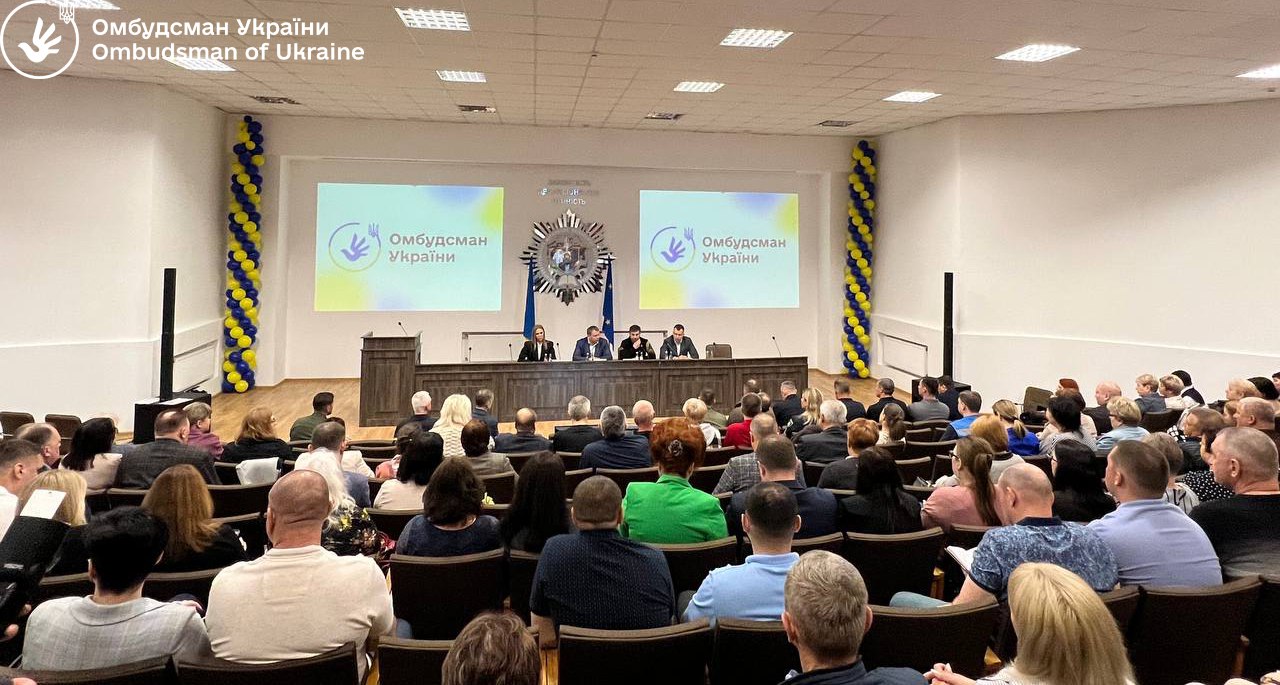 Омбудсман зустрівся в Дніпрі з родичами військовополонених та зниклих безвісти
