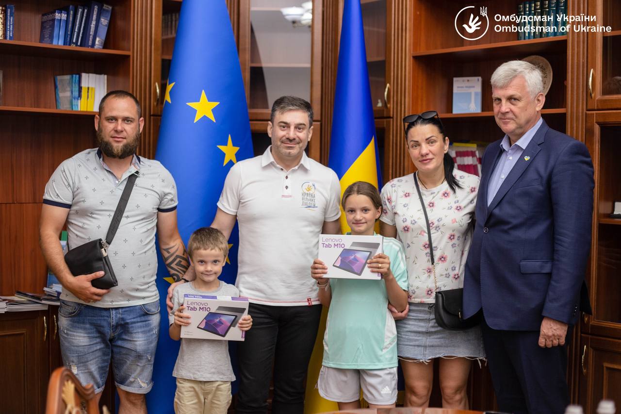 Ворожий полон мами, депортація двох її дітей до РФ: Омбудсман Дмитро Лубінець зустрівся з українською сім’єю, яка возз’єдналась після тривалої розлуки