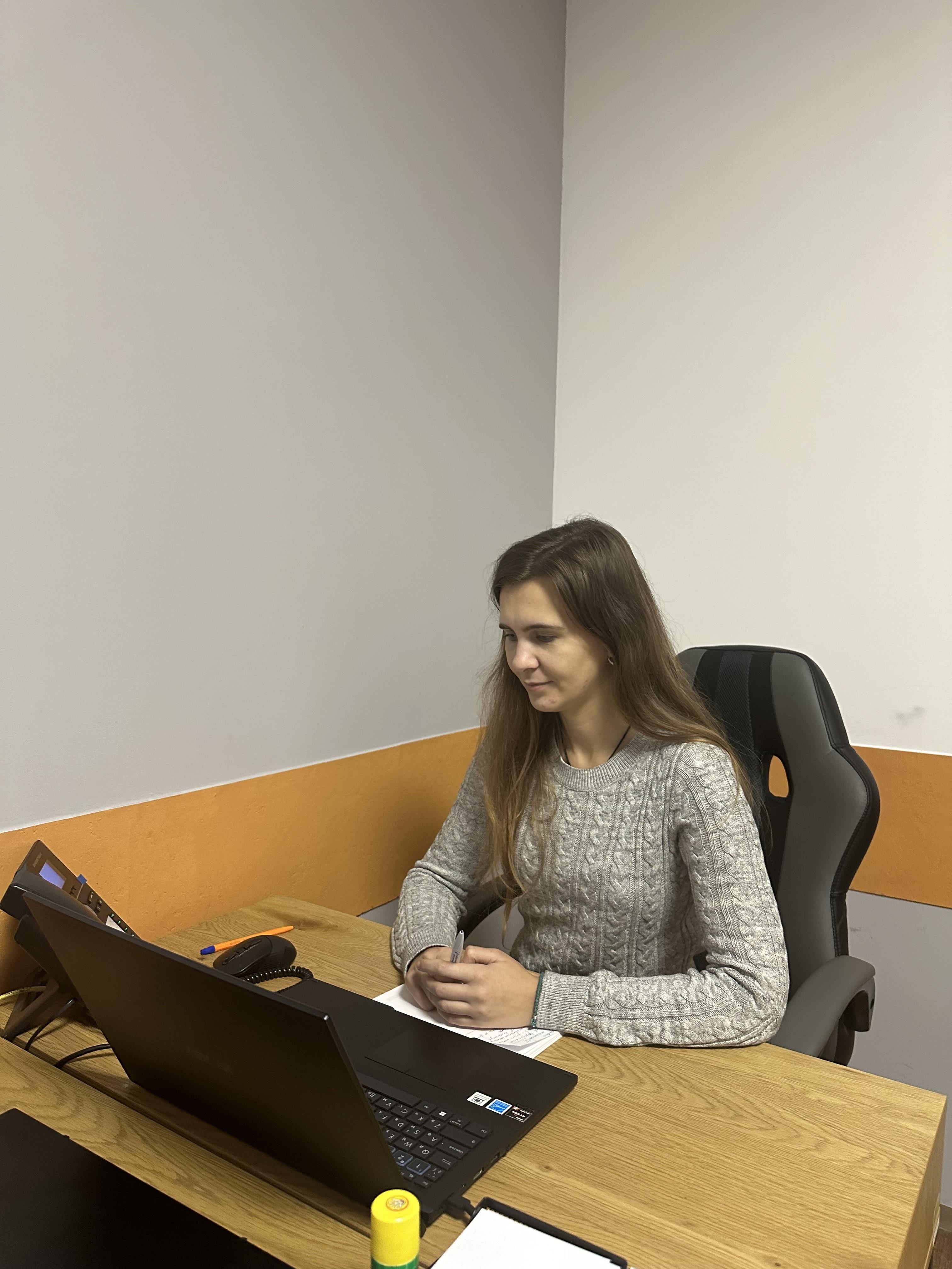 Експертне консультування на Національній гарячій лінії з попередження домашнього насильства, торгівлі людьми та ґендерної дискримінації